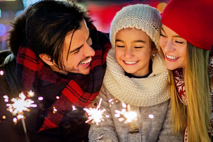 Eine Familie feiert sicher zusammen Silvester
