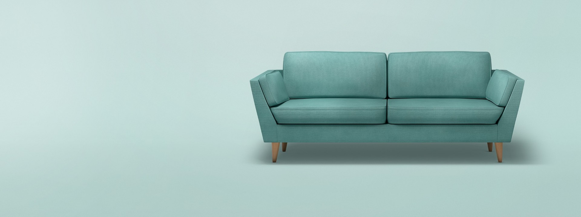 ein hellblaues Sofa mit Holzfüßen