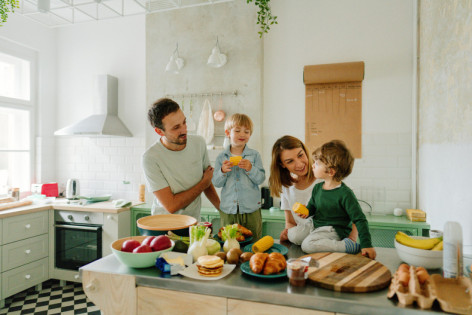 Eine Familie kocht gemeinsam ein vegetarisches Gericht