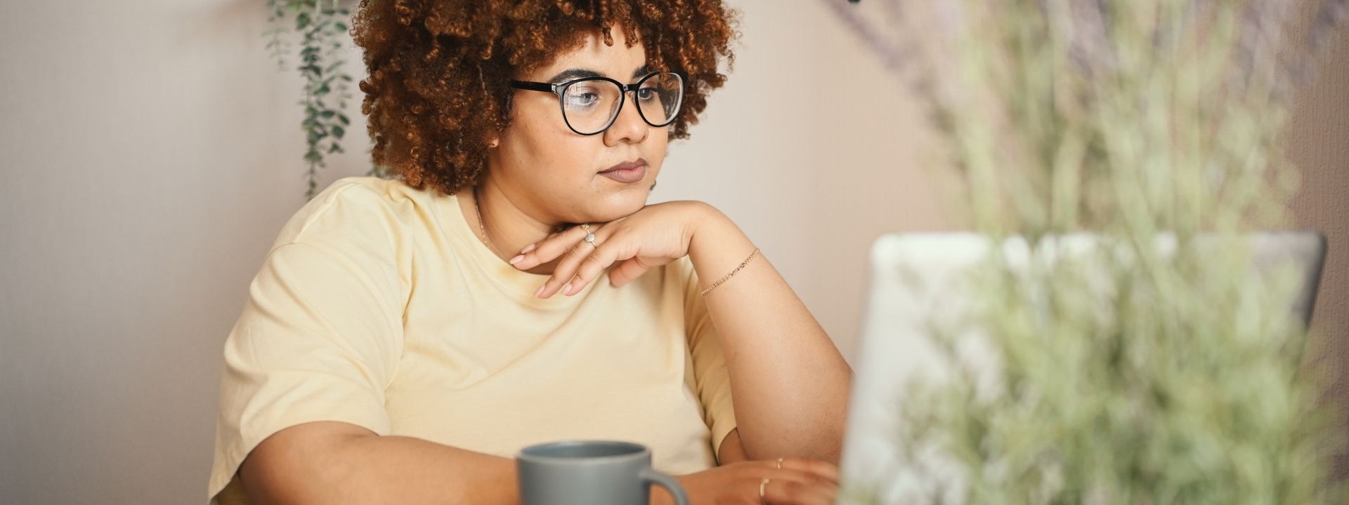 Eine Frau sitzt am Laptop und nimmt am AOK-Programm teil