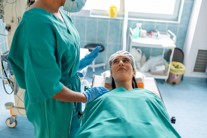 Eine Krebspatientin unterzieht sich einer Biopsie