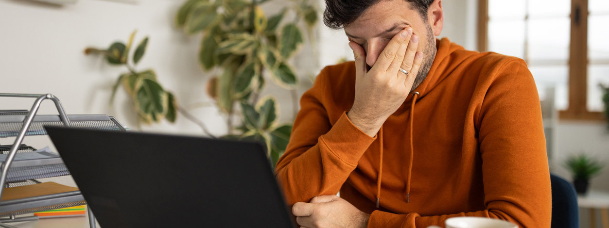 Ein Mann leidet aufgrund von Anhedonie unter Antriebslosigkeit