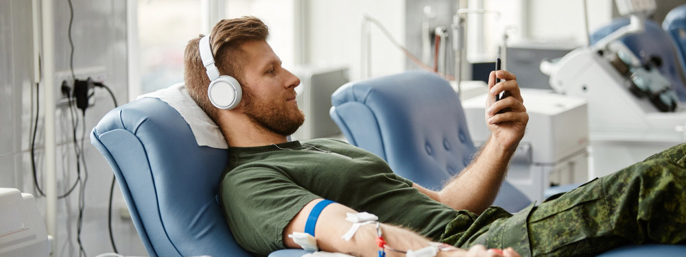 Ein Mann beim Blutspenden in Sachsen-Anhalt