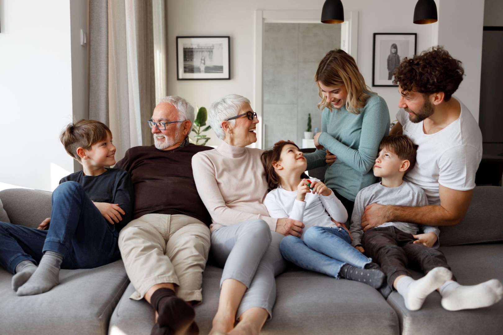 3 generationen einer Familie auf dem Sofa