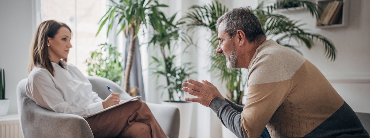 Eine Psychotherapeutin in Halle spricht mit einem Patienten während einer Psychotherapie.