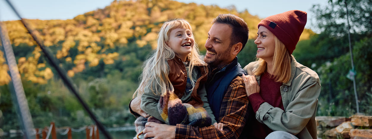 Eine Familie stärkt ihre Gesundheit bei einem Ausflug ins Grüne