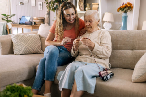 Eine Frau pflegt ihre Mutter zuhause