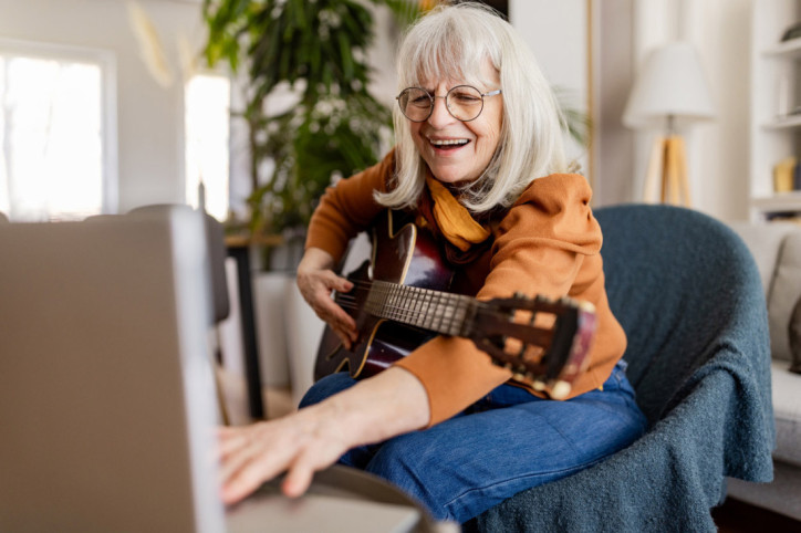 Das Langzeitgedächtnis einer Seniorin wird beim Gitarre-lernen gefordert