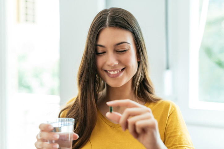 Eine Frau nimmt synthetische Nootropika ein