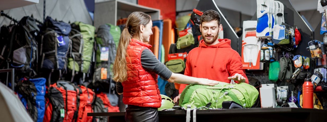 Ein Verkäufer berät einen Kunden