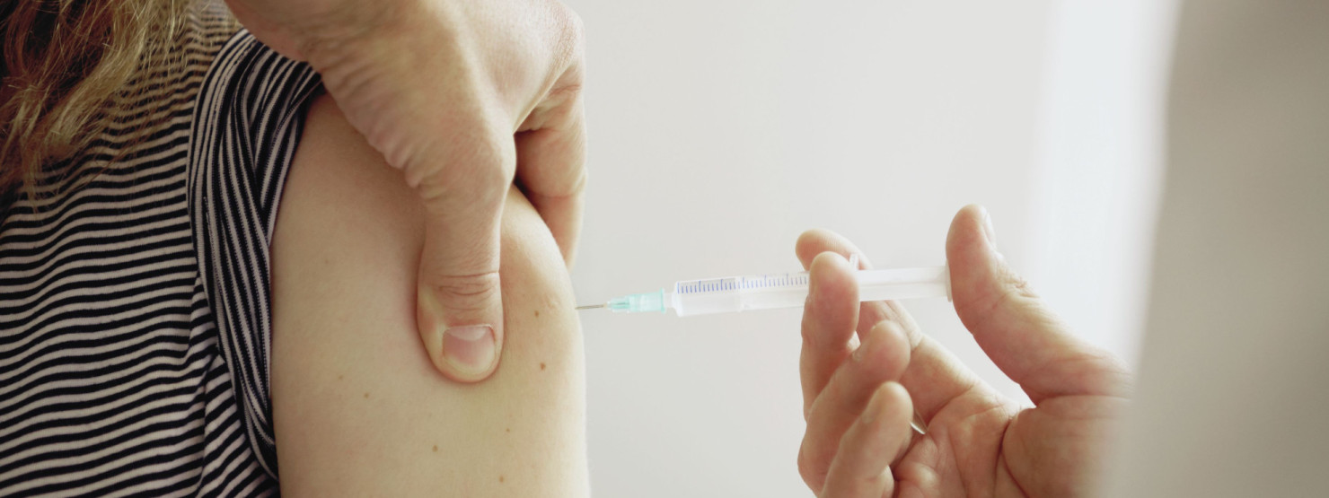 Die Impfung gegen Humane Papillom-Viren (HPV) sollte vor dem ersten Geschlechtsverkehr erfolgen. Empfohlen wird sie für 9- bis 15-jährige Mädchen und Jungen. Für einen vollständigen Schutz sind zwei Impfungen nötig