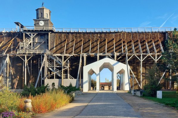 Gradierwerk mit Torbogen Bad Salzelmen