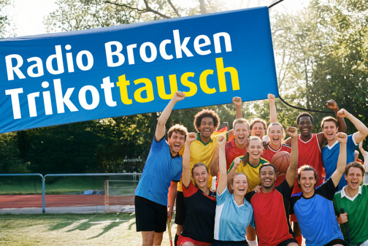 Eine Kinderfußballmannschaft freut sich.