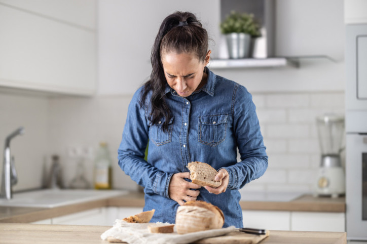 Eine Frau leidet aufgrund von Glutenunverträglichkeit unter Bauchschmerzen