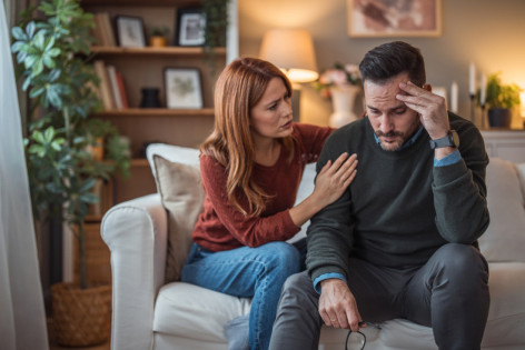 Frau tröstet ihren depressiven Mann