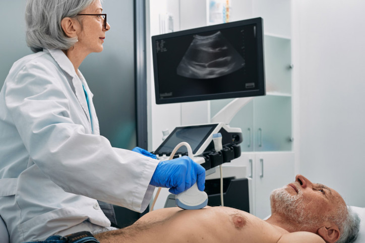 Ein erfahrene Ärztin führt eine Ultraschalluntersuchung durch