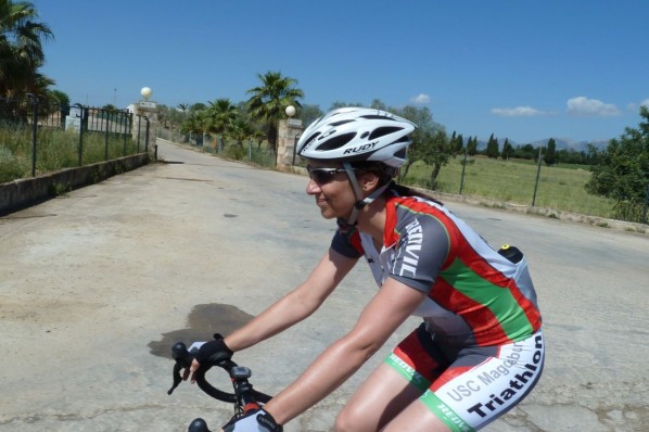 AOK-Mitarbeiterin Sandra Hellmann beim Fahrrad fahren.