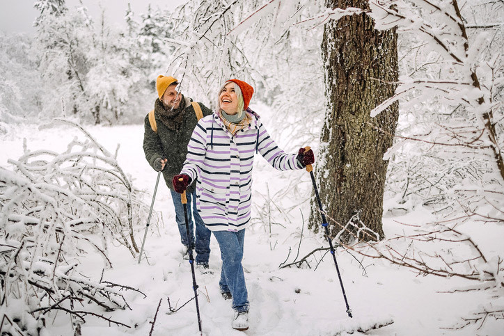 Ein Paar macht eine Schneewanderung im Harz