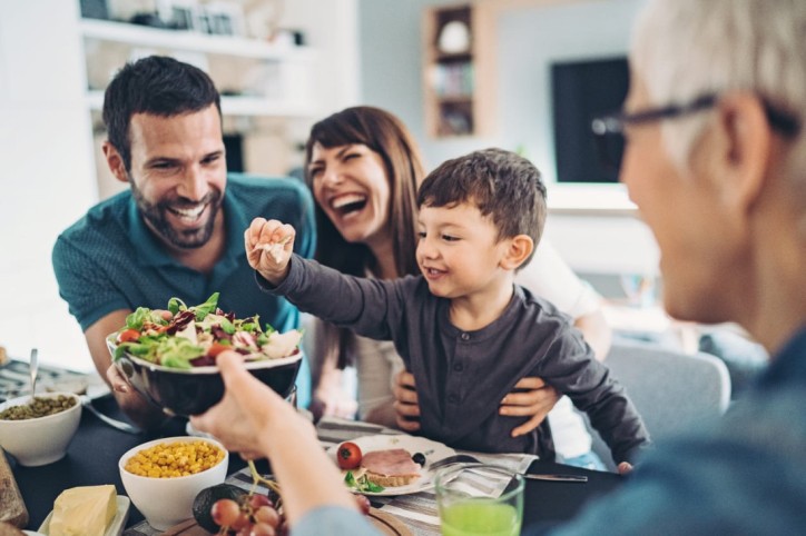 Eine Familie hat Spaß beim gemeinsamen Abendessen
