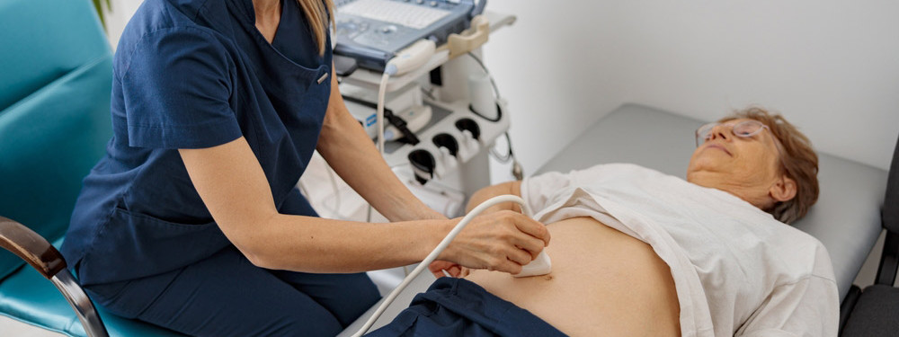 Eine Ärztin untersucht eine Patientin im Hernienzentrum