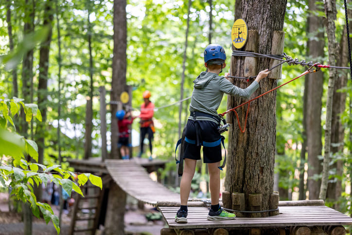 Eine Familie im Kletterpark