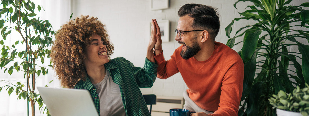 Eine Frau genießt den Frühling auf ihrem Balkon