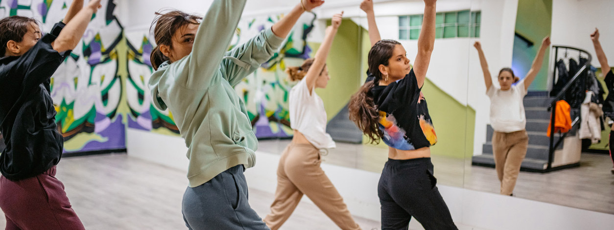 Schülerinnen nehmen am Tanzworkshop am Herzaktionstag in Burg teil