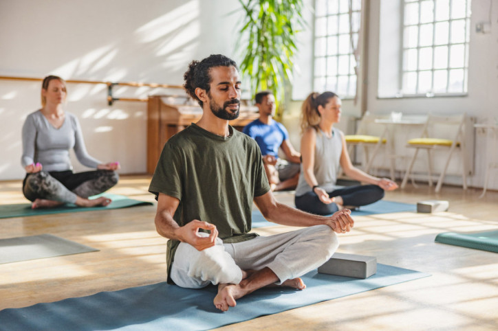 Eine Gruppe führt gemeinsam Yin Yoga aus