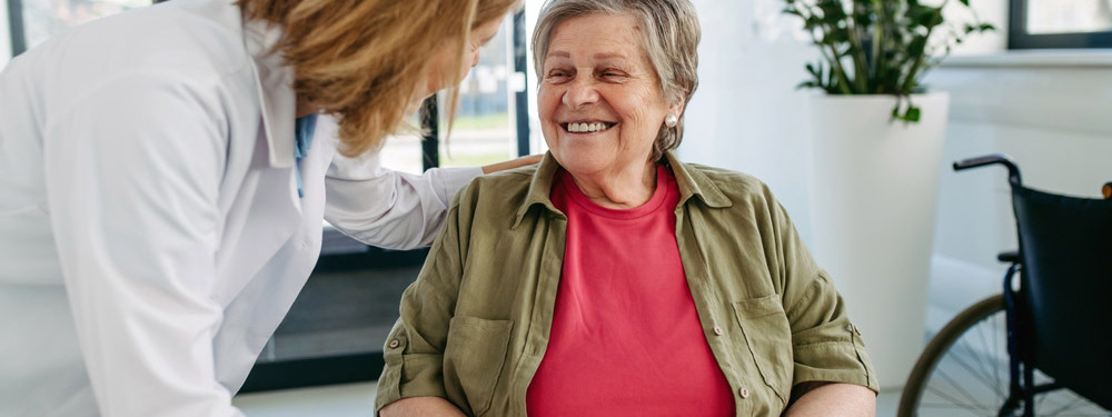 Ein Ärztin besucht eine Patientin mit Demenz