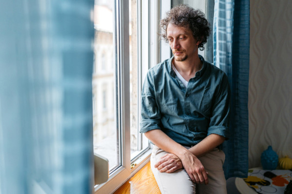 Ein Mann leidet im Stillen unter psychischer Gewalt