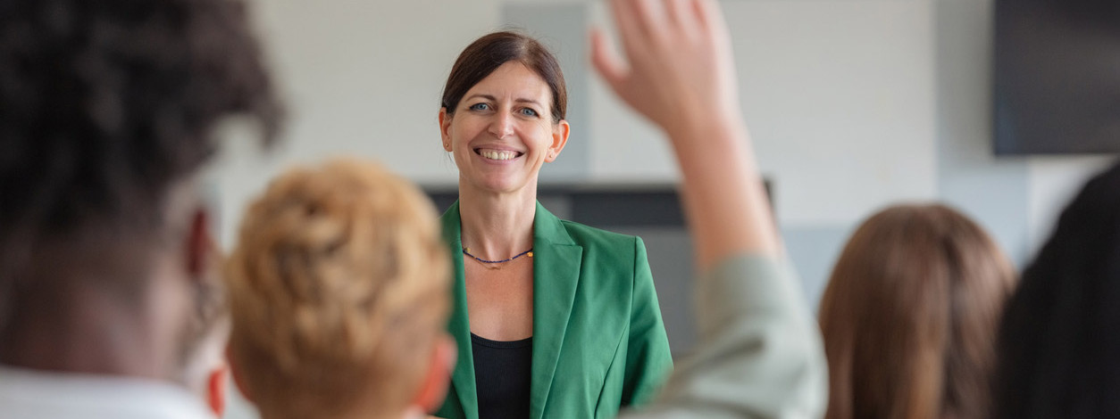 Hautärztin führt einen Hautcheck durch