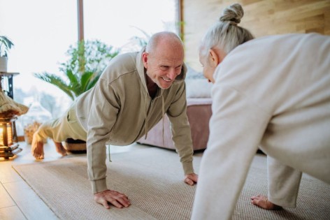 Senioren Ehepaar macht gemeinsam Pilates.