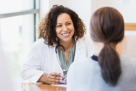 Eine Ärztin der Inneren Medizin berät im Dialysezentrum im Dessau eine Patientin.