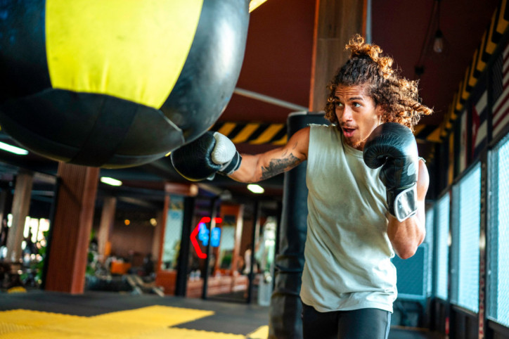 Ein Mann fühlt sich dank passender Boxausrüstung gut geschützt