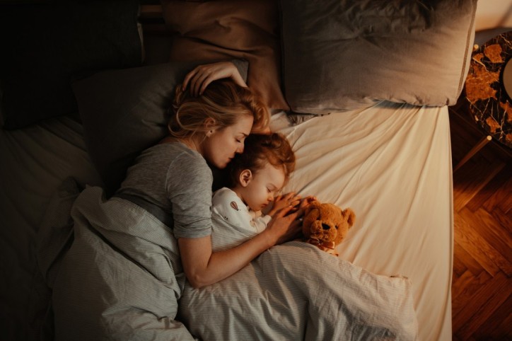 Eine Mutter und ihr Sohn praktizieren Co-Sleeping