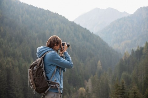 Eine Frau fotografiert