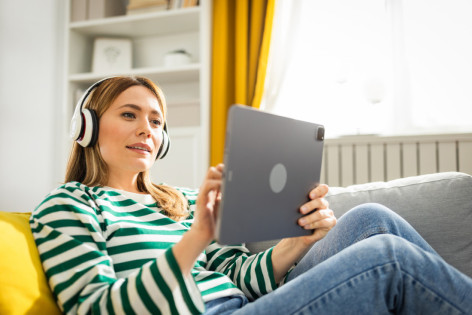 Eine Frau nimmt an der Online-Infoveranstaltung der Unimedizin teil