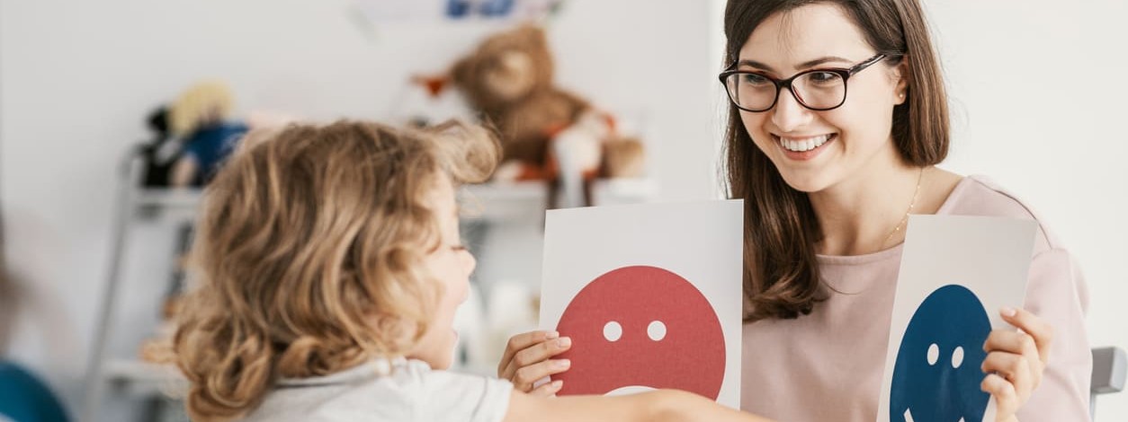 Eine Kinderärztin in Haldensleben führt mit einer kleinen Patientin eine U-Untersuchung durch.