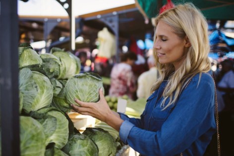 Etwa 40 jährige Frau auf dem Gemüsemarkt.
