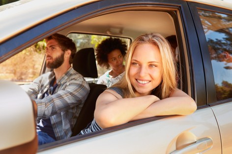 Junge Erwachsene im Auto