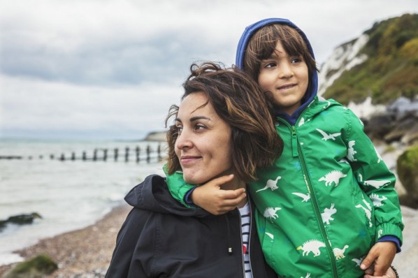 Mutter und Sohn am Strand.