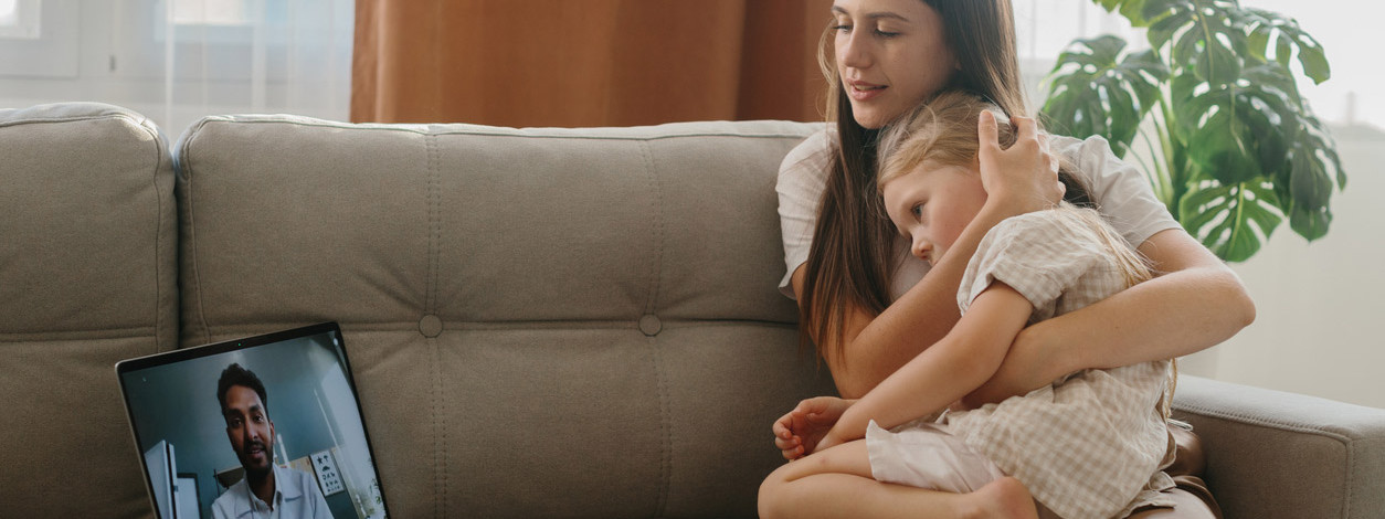 Eine Mutter nutzt die Videosprechstunde für Ihre kranke Tochter