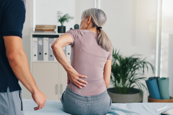 Eine ältere Frau lässt ihren Hexenschuss von einem Arzt abklären