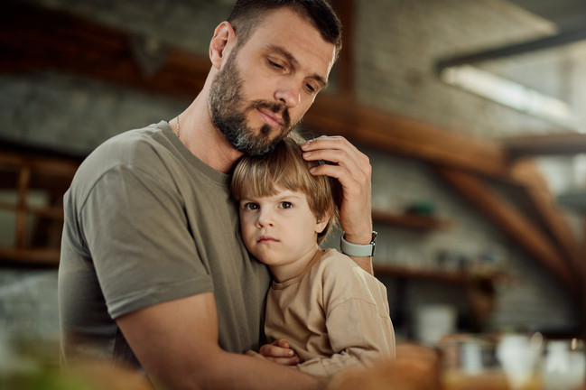 Ein Vater tröstet seinen Sohn mit Trennungsangst.