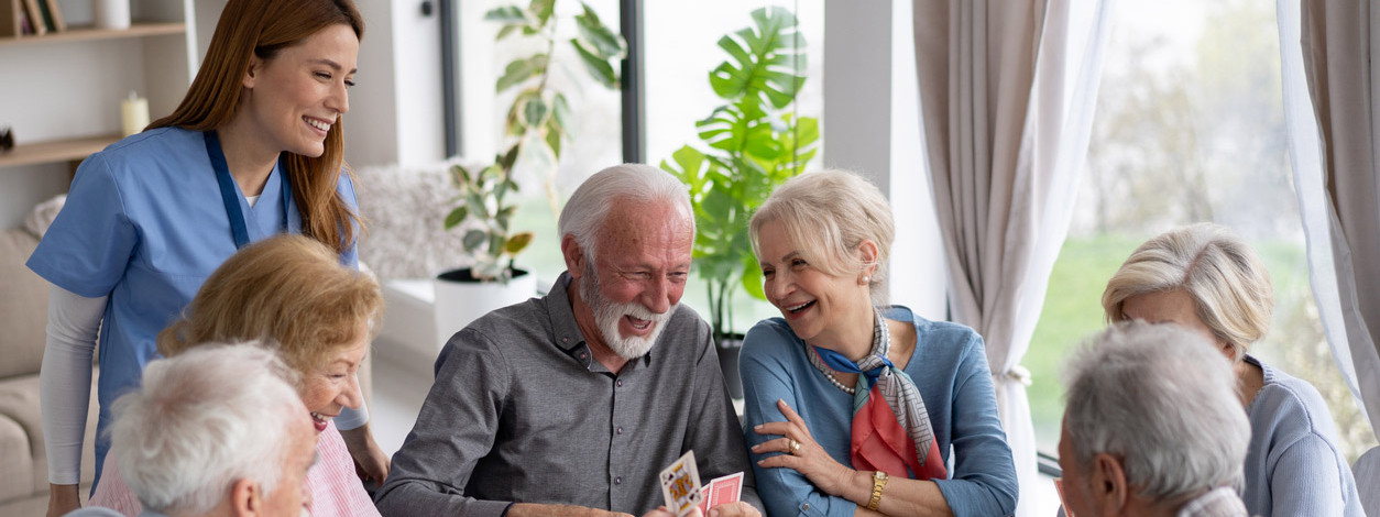 Senioren spielen Kartenspiel in Pflegeeinrichtung