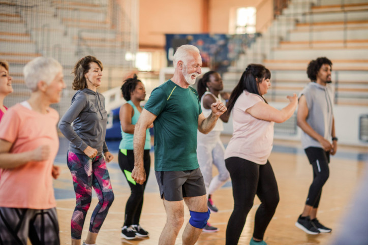 Zumbatänzer machen gemeinsam Sport.