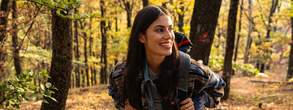 Eine Frau entdeckt das lagome Lebensgefühl beim Waldbaden