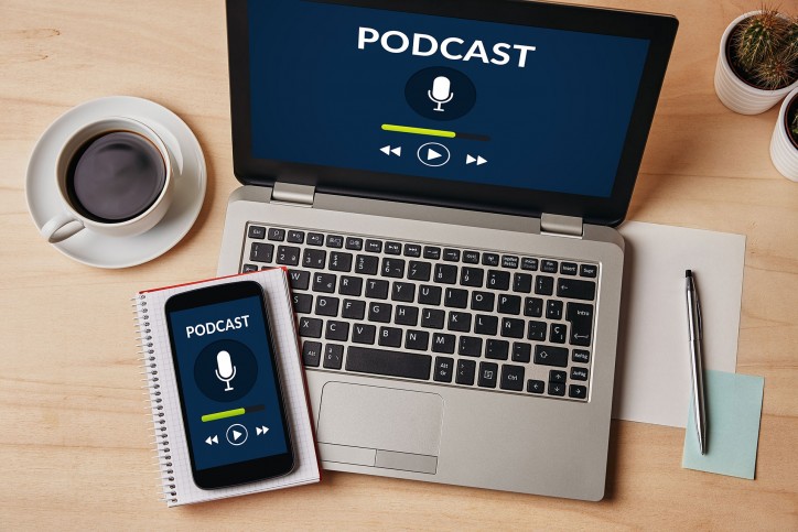 Podcast auf einem Laptop und einem Smartphone