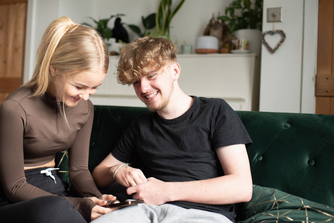 Ein Teenager-Paar infiziert sich bei erstem romantischen Kontakt mit Epstein-Barr-Virus