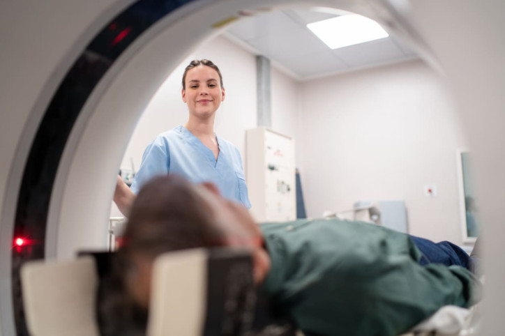 Mann mit Myositis wird in CR geschoben.